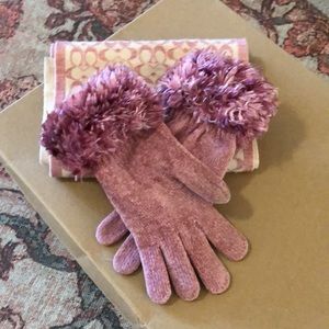 Couch Pink and White scarf with Pink Gloves